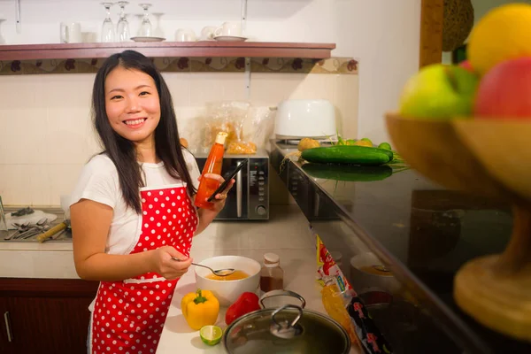 Cozinha Doméstica Alegre Jovem Feliz Bonita Asiática Chinesa Casa Cozinheiro — Fotografia de Stock
