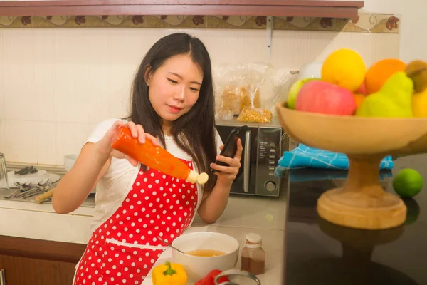 Весёлая Домашняя Кухня Молодая Счастливая Красивая Азиатская Китаянка Красном Фартуке — стоковое фото
