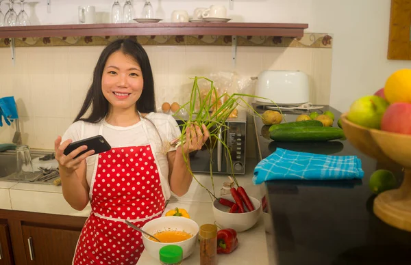 Cozinha Doméstica Alegre Jovem Feliz Bonita Asiática Chinesa Casa Cozinheiro — Fotografia de Stock