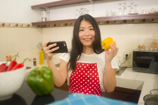 Молодая Счастливая Красивая Азиатская Кореянка Домашний Повар Женщина Красном Фартуке — стоковое фото