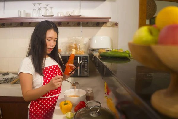 Jovem Feliz Bonito Asiático Coreano Casa Cozinheiro Mulher Avental Vermelho — Fotografia de Stock