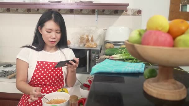 Veselé Domácí Vaření Mladý Šťastný Krásný Asijský Korejský Domácí Kuchařka — Stock video