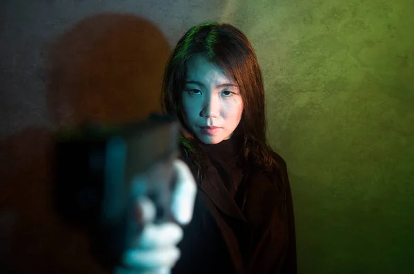 Ostry Kinowy Portret Młodej Atrakcyjnej Niebezpiecznej Agentki Specjalnej Lub Azjatyckiej — Zdjęcie stockowe