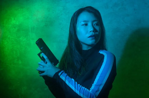 매력적 스파이 권총을 아시아 소녀의 영화화 — 스톡 사진