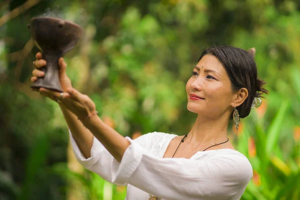 Mysl Tělo Spojení Krásná Šťastná Léčitelka Asijské Ženy Držící Kadidlo — Stock fotografie