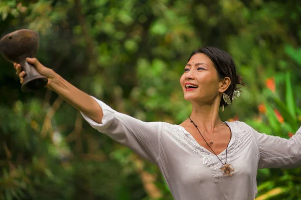 Conexão Mente Corpo Bela Feliz Curandeiro Mulher Asiática Segurando Copo — Fotografia de Stock