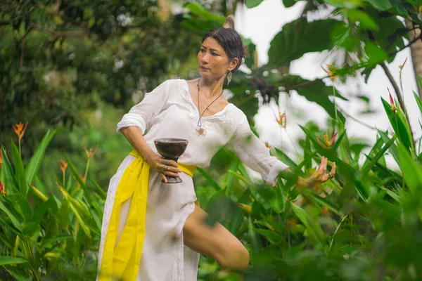Mysl Tělo Spojení Krásná Šťastná Léčitelka Asijské Ženy Držící Kadidlo — Stock fotografie