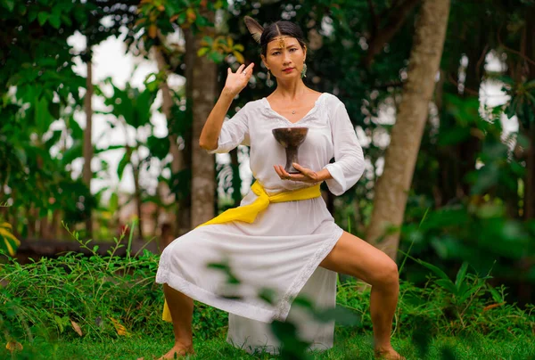 Conexión Mente Cuerpo Hermosa Feliz Sanadora Mujer Asiática Sosteniendo Incienso — Foto de Stock