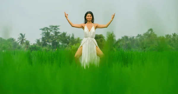 Körper Und Geist Verbindung Mit Der Natur Attraktive Und Glückliche — Stockfoto