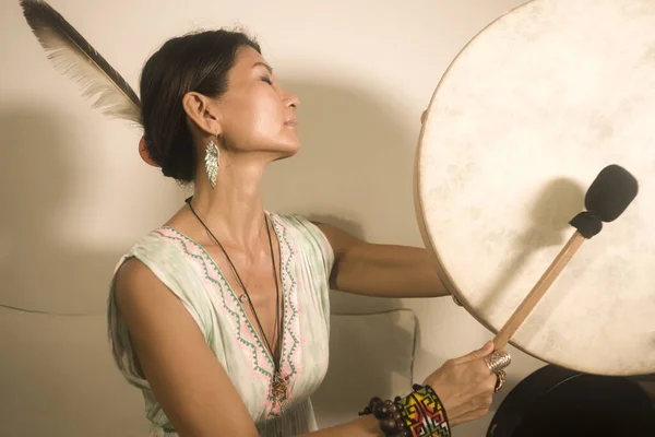 Geluid Genezing Meditatie Therapie Aantrekkelijke Elegante Aziatische Chinese Genezer Vrouw — Stockfoto