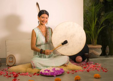 ses iyileştirme ve meditasyon terapisi - çekici ve zarif Asyalı Çinli şifacı kadın yoga stüdyosunda rahatlama egzersizi ve sağlıklı yaşam tarzı olarak davul çalıyor.