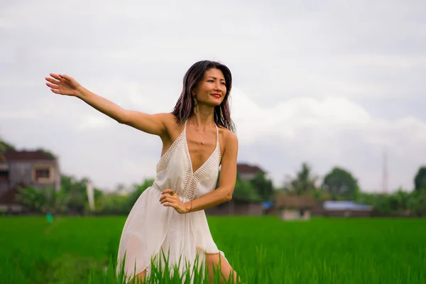 Açık Havada Tatil Portresi Çekici Mutlu Orta Yaşlı Asyalı Beyaz — Stok fotoğraf