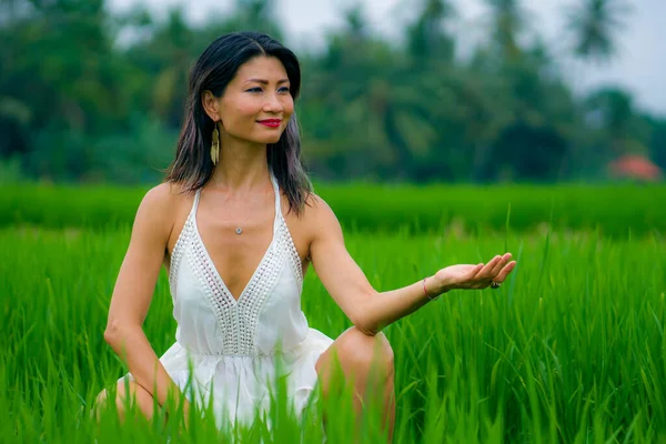 Urlaub Freien Porträt Der Attraktiven Und Glücklichen Koreanerin Mittleren Alters — Stockfoto