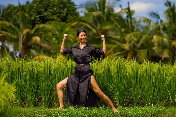 Yoga Aire Libre Meditación Campo Arroz Atractiva Feliz Mujer Coreana — Foto de Stock