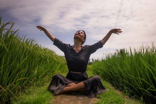 Yoga Aire Libre Meditación Campo Arroz Atractiva Feliz Mujer China —  Fotos de Stock