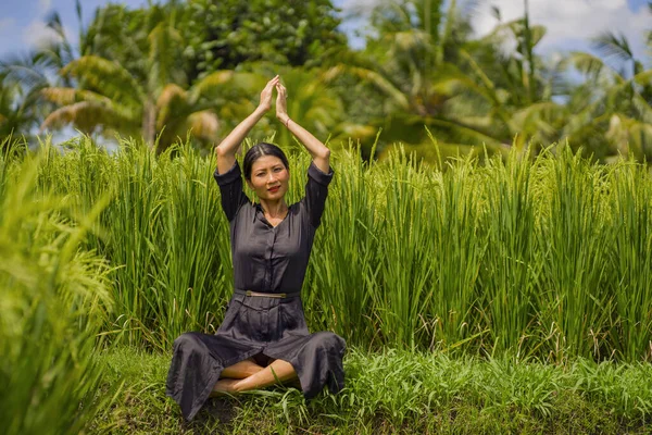 Venkovní Jóga Meditace Rýžovém Poli Atraktivní Šťastná Asijská Číňanka Středního — Stock fotografie