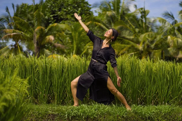 Yoga Aire Libre Meditación Campo Arroz Atractiva Feliz Mujer China — Foto de Stock