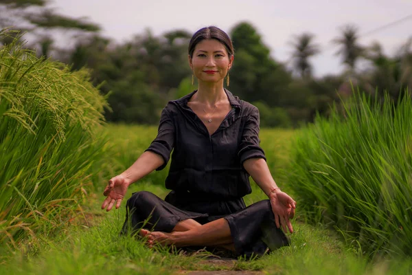 Livre Ioga Meditação Campo Arroz Atraente Feliz Meia Idade Asiática — Fotografia de Stock