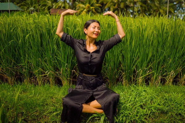 Yoga Aire Libre Meditación Campo Arroz Atractiva Feliz Mujer Japonesa —  Fotos de Stock