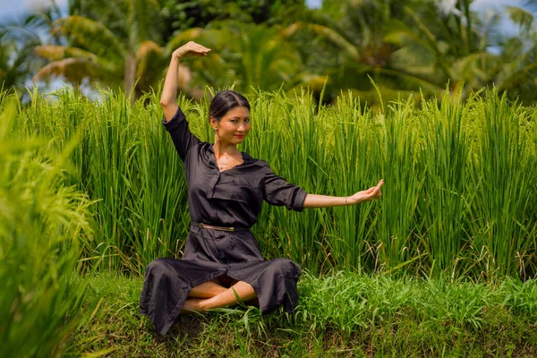 Yoga Aire Libre Meditación Campo Arroz Atractiva Feliz Mujer Japonesa — Foto de Stock