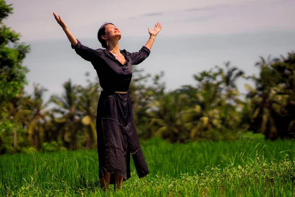 Yoga Und Meditation Freien Auf Dem Reisfeld Attraktive Und Glückliche — Stockfoto