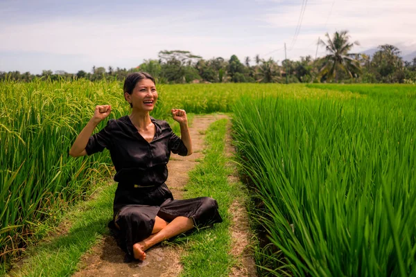 Livre Ioga Meditação Campo Arroz Atraente Feliz Mulher Asiática Meia — Fotografia de Stock