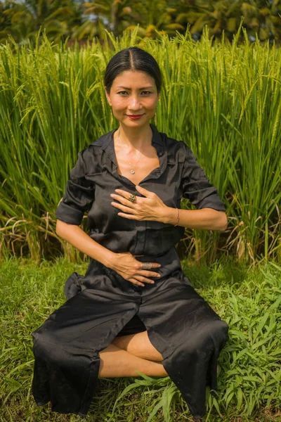 Livre Retrato Atraente Feliz Mulher Chinesa Asiática Anos Desfrutando Natureza — Fotografia de Stock