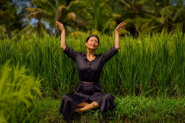 Livre Ioga Meditação Campo Arroz Atraente Feliz Mulher Asiática Meia — Fotografia de Stock