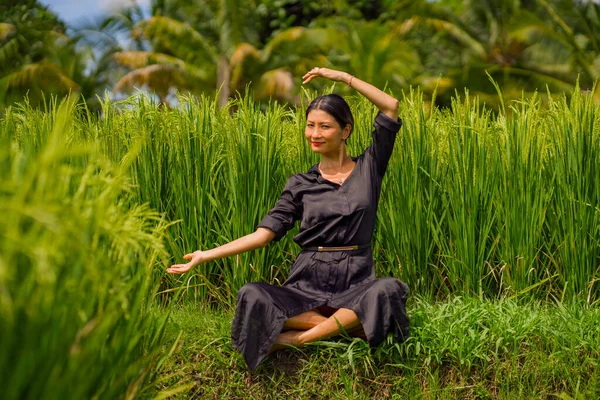 Venkovní Jóga Meditace Rýžovém Poli Atraktivní Šťastná Asijská Korejka Středního — Stock fotografie