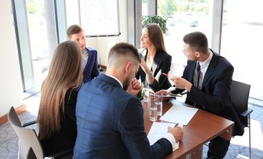 başlangıç iş takım modern parlak ofis iç beyin fırtınası toplantıda üzerinde