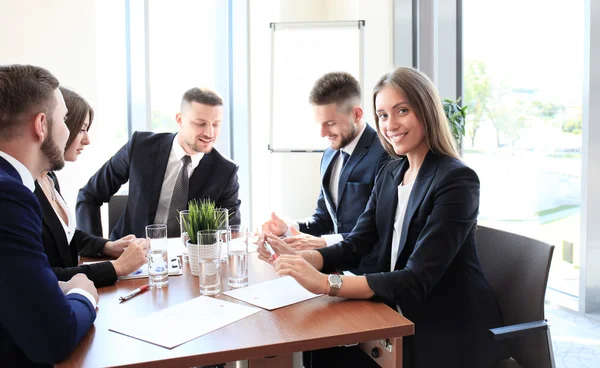 Grupo de pessoas de negócios em uma reunião no contexto do escritório — Fotografia de Stock
