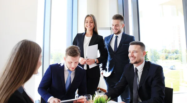 Empresários trabalhando em novo projeto no escritório moderno — Fotografia de Stock