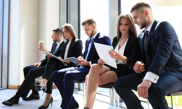 Stressande människor som väntar på anställningsintervju — Stockfoto