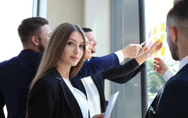 Zakenvrouw met haar personeel — Stockfoto