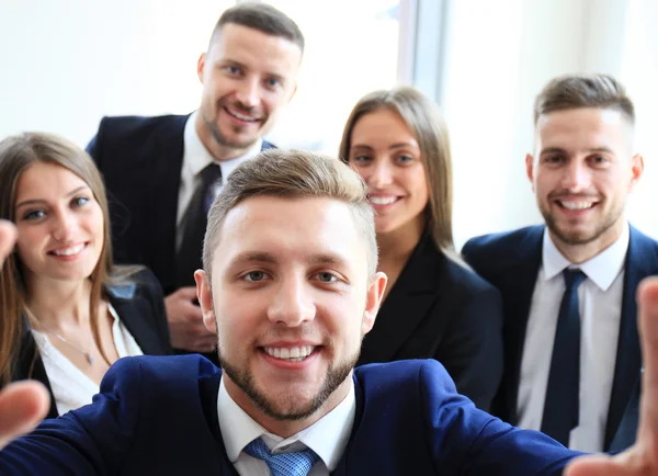 Pessoas que tomam selfie em reunião de negócios — Fotografia de Stock