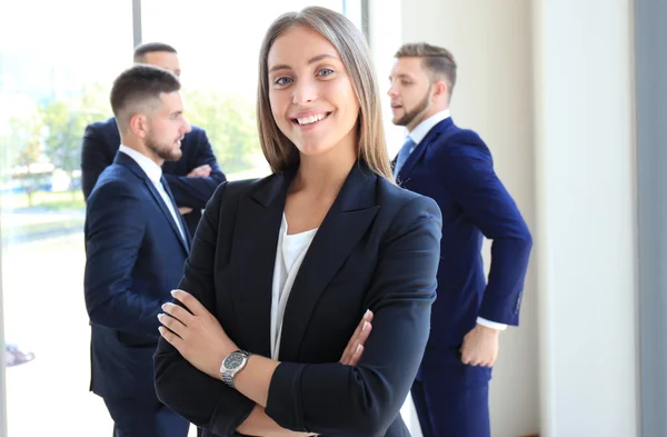 Rostro de mujer hermosa en el fondo de la gente de negocios — Foto de Stock