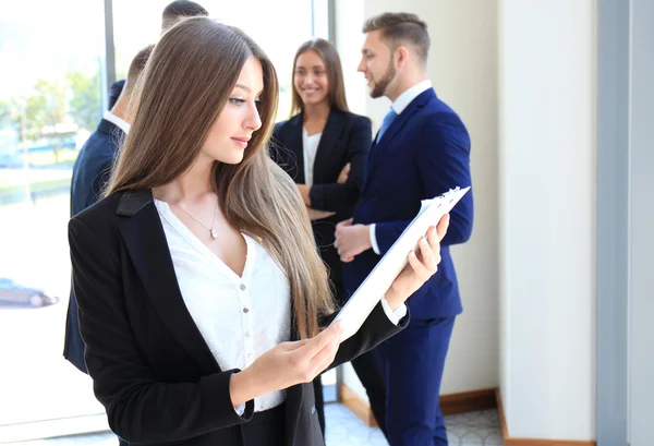 Ansikte av vacker kvinna på bakgrund av affärsmän — Stockfoto