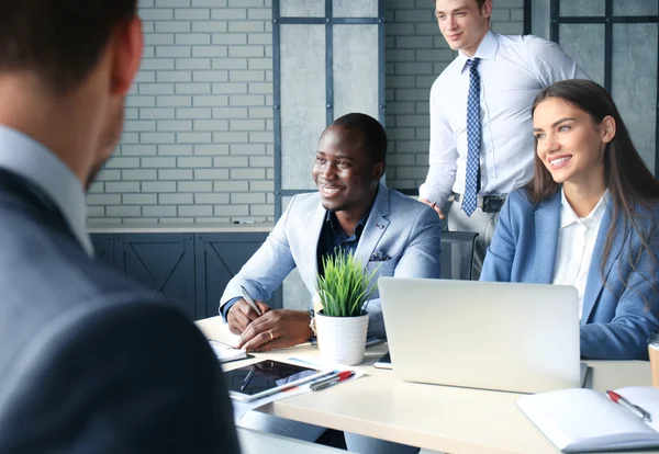 Reclutador revisando al candidato durante la entrevista de trabajo — Foto de Stock