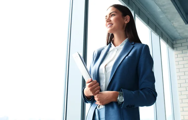 Femme d'affaires avec un look positif et sourire joyeux — Photo