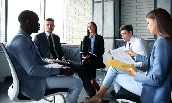 Creatieve business mensen bijeen in cirkel van stoelen — Stockfoto