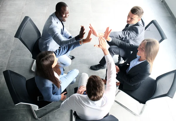Equipe de negócios criativa unindo as mãos no escritório — Fotografia de Stock
