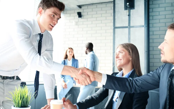 Apretón de manos mientras entrevista de trabajo — Foto de Stock