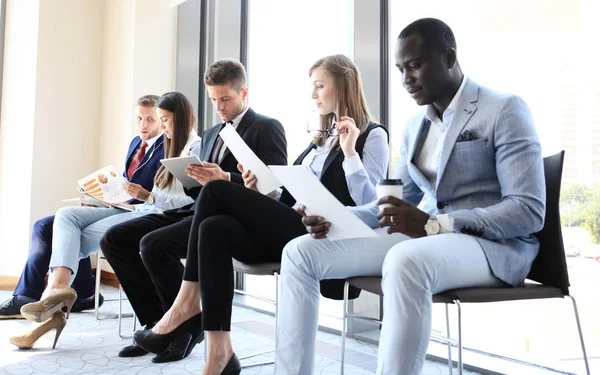 Persone stressanti in attesa di un colloquio di lavoro — Foto Stock