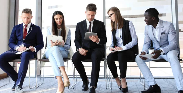 Stressvolle mensen die wachten op een sollicitatiegesprek — Stockfoto