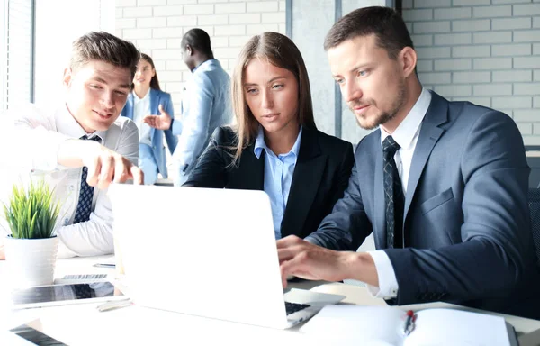 Equipe de negócios de inicialização em reunião no escritório brilhante moderno Brainstorming Interior — Fotografia de Stock