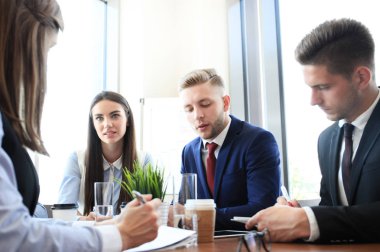 Modern ofiste yeni proje üzerinde çalışan iş adamları