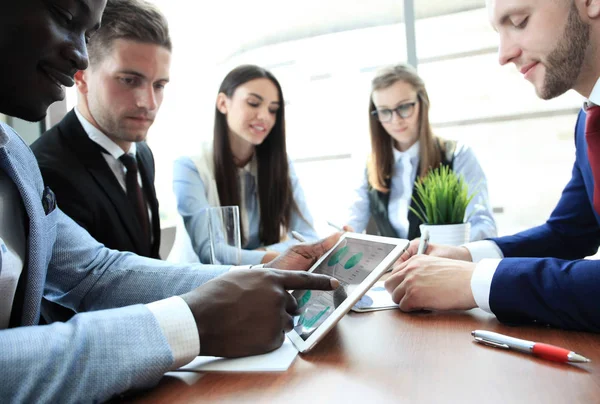 Uomini d'affari che lavorano a un nuovo progetto in un ufficio moderno — Foto Stock