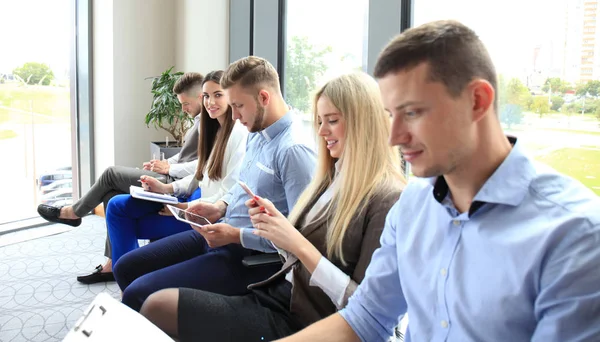 İş adamları iş görüşmesi için bekliyor.