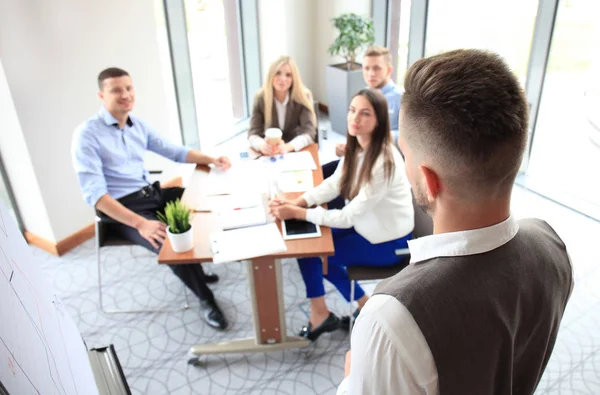 Affärsman gav en presentation om blädderblock — Stockfoto