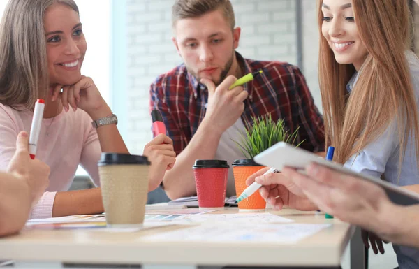 Grupo de jóvenes empresarios y diseñadores — Foto de Stock